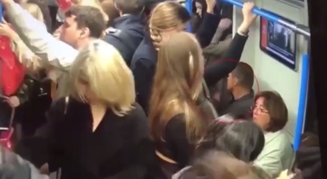 كاميرات المراقبة ترصد لصا في مترو موسكو بالجرم المشهود