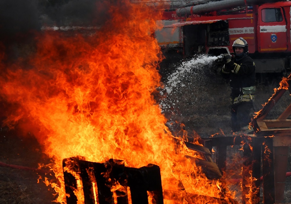 إخماد الحريق الذي نشب بعد قصف محطة سكك الحديد في إيلوفيسك