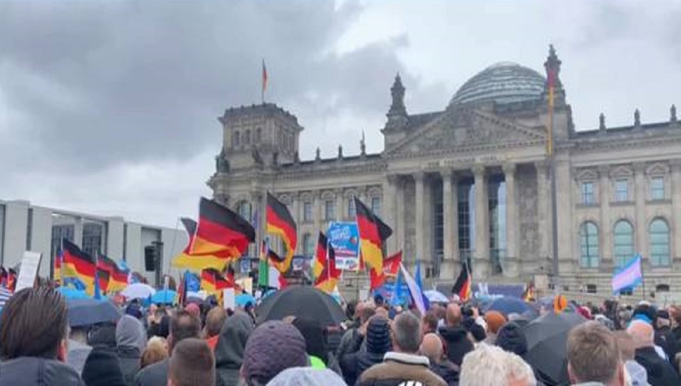 مظاهرة حاشدة في برلين ضد ارتفاع الأسعار ومطالبات برفع العقوبات عن روسيا