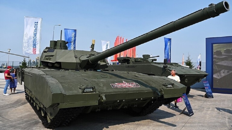 طلاب الكليات العسكرية الروس يتدربون على قيادة دبابة 