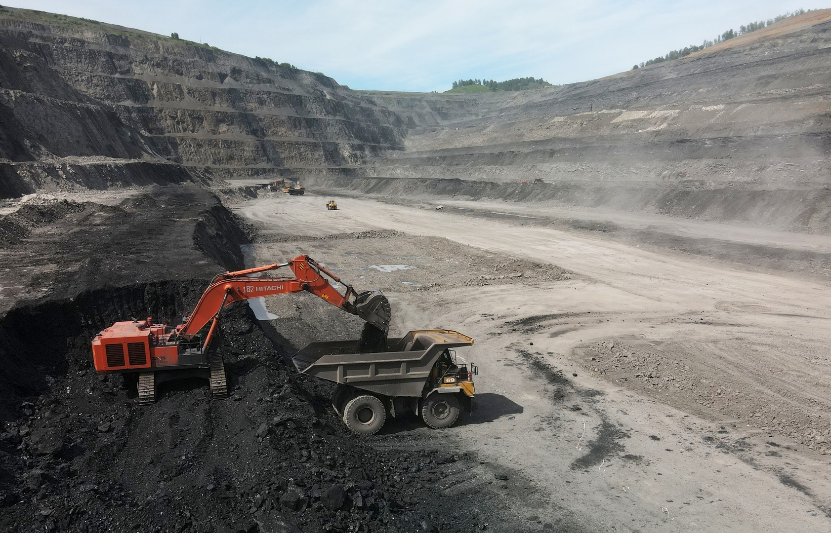 نوفاك: روسيا يمكنها إعادة توجيه حوالي 25 مليون طن من الفحم من أوروبا إلى الشرق