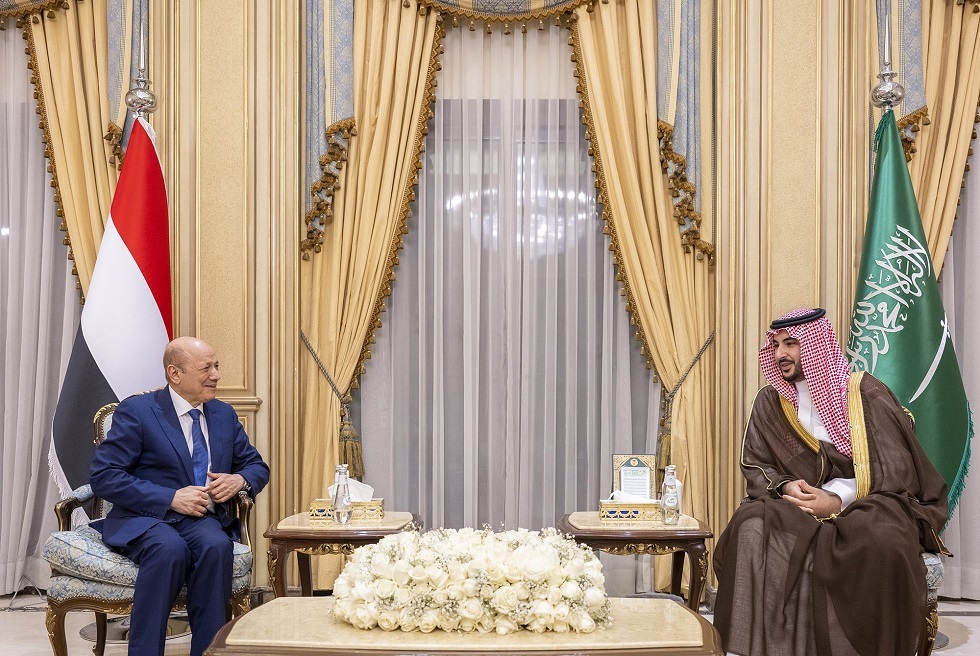 وزير الدفاع السعودي يبحث مع العليمي جهود تمديد هدنة اليمن