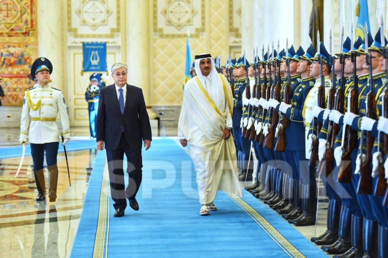 رئيس كازاخستان يستقبل أمير قطر في مقره الرئاسي