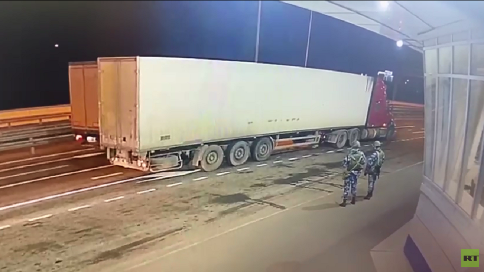 الأمن الروسي ينشر فيديو لعملية تفتيش الشاحنة التي استهدفت جسر القرم قبل تفجيرها