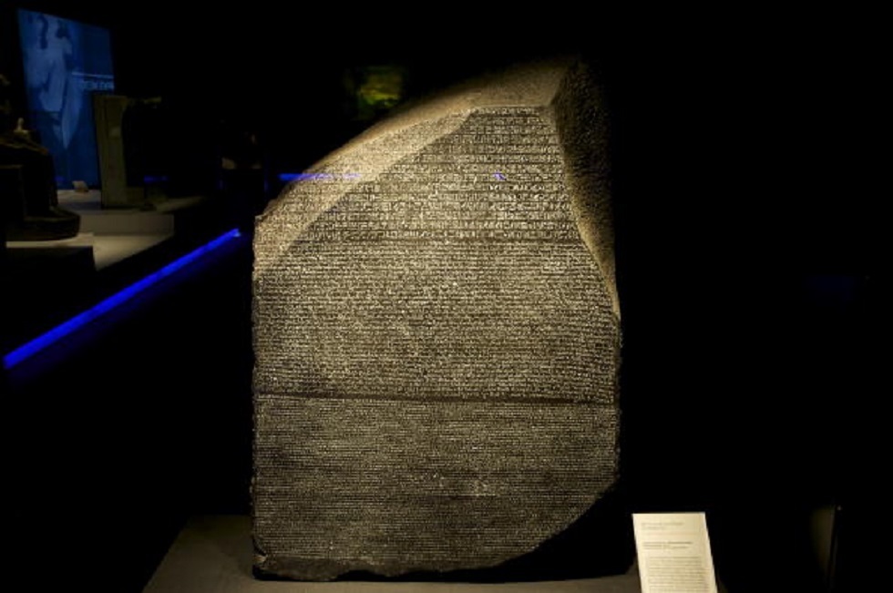 المتحف البريطاني يعرض حجر رشيد الذي فك الهيروغليفية المصرية قبل 200 عام