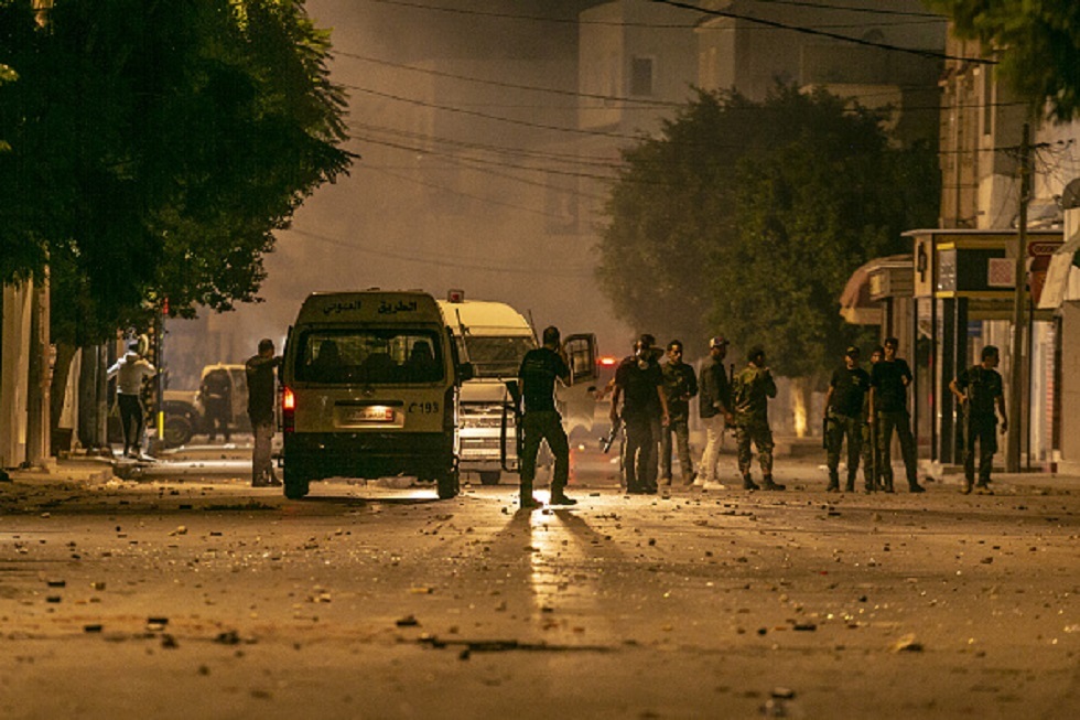 تونس.. تجدد المواجهات بين محتجين والشرطة إثر وفاة شاب بعد إصابته خلال مطاردة أمنية (فيديو)