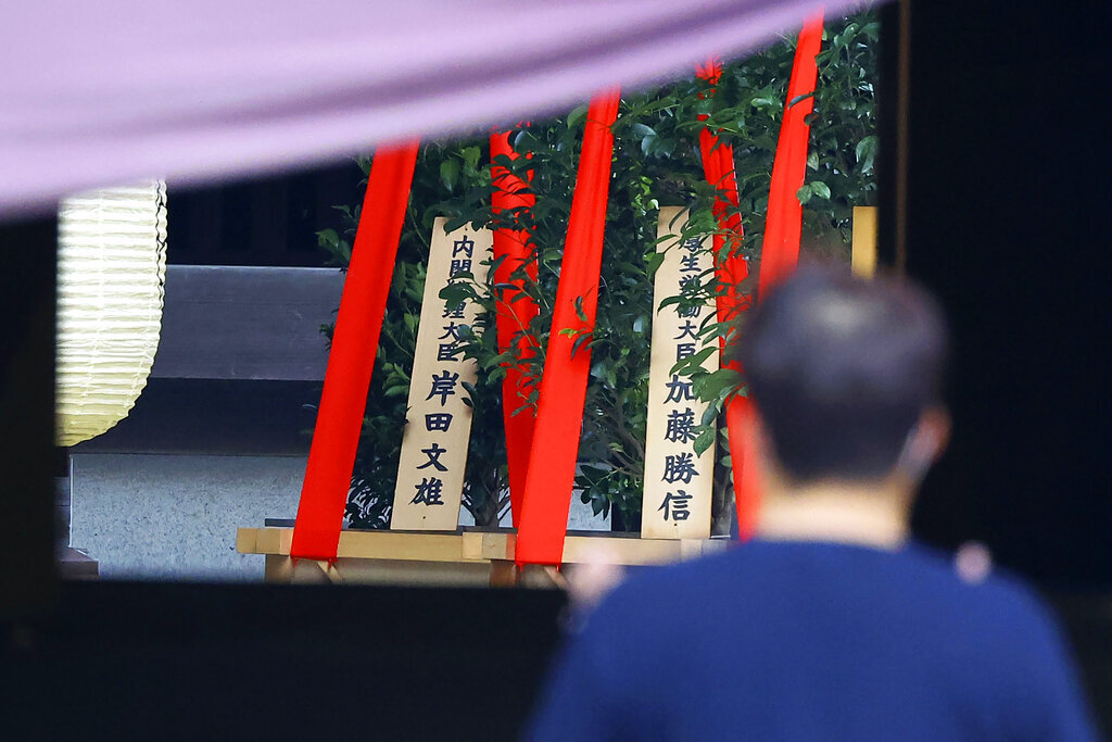رئيس وزراء اليابان يقدم تبرعات لضريح مثير للجدل