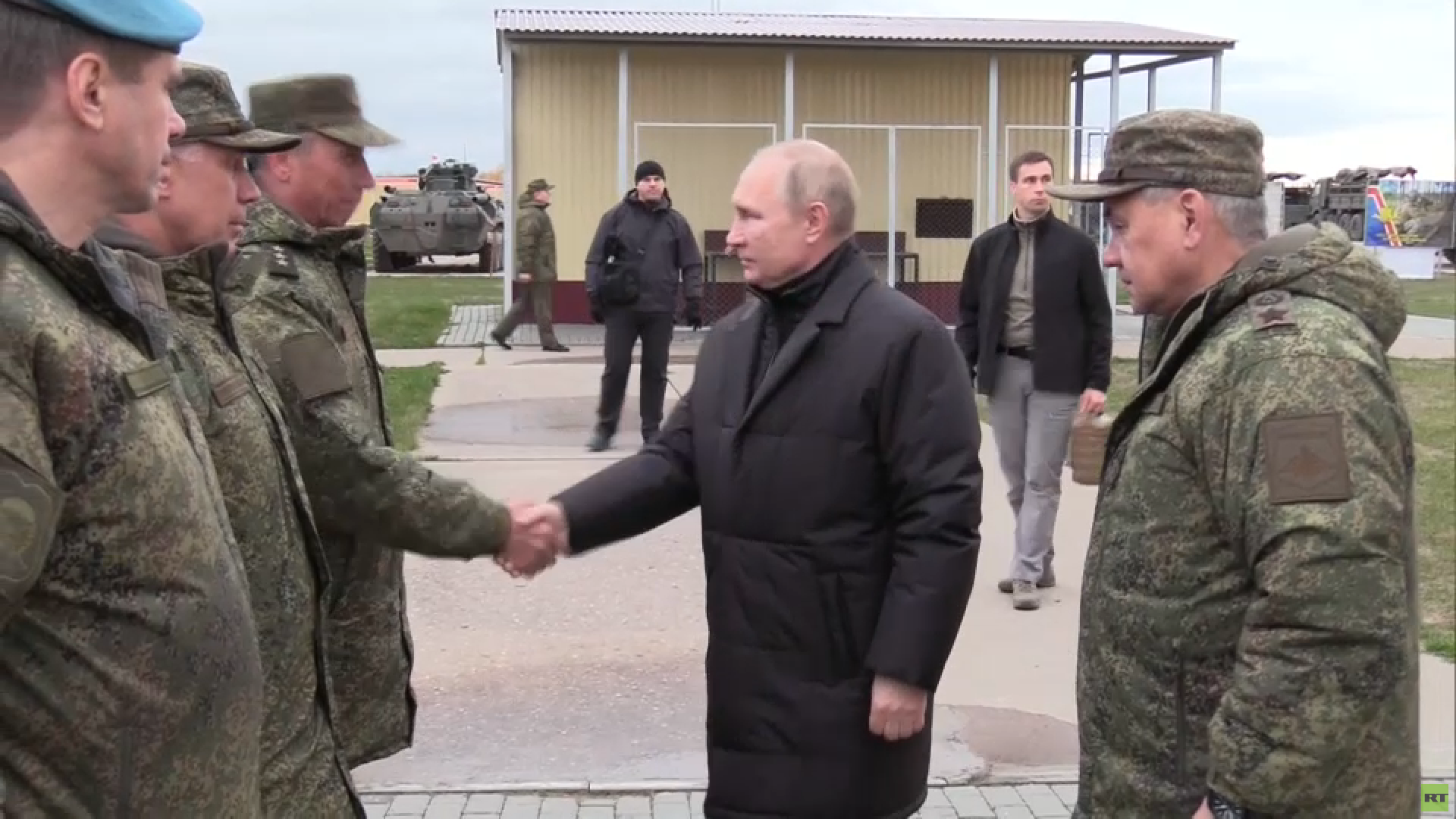 بوتين يزور ميدانا للرماية ويتفقد سير تدريب الجنود (فيديو)