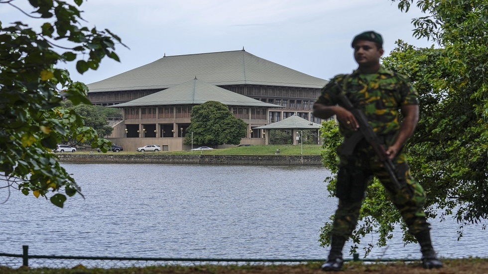 برلمان سريلانكا يقر تعديلات دستورية تقلص صلاحيات الرئيس