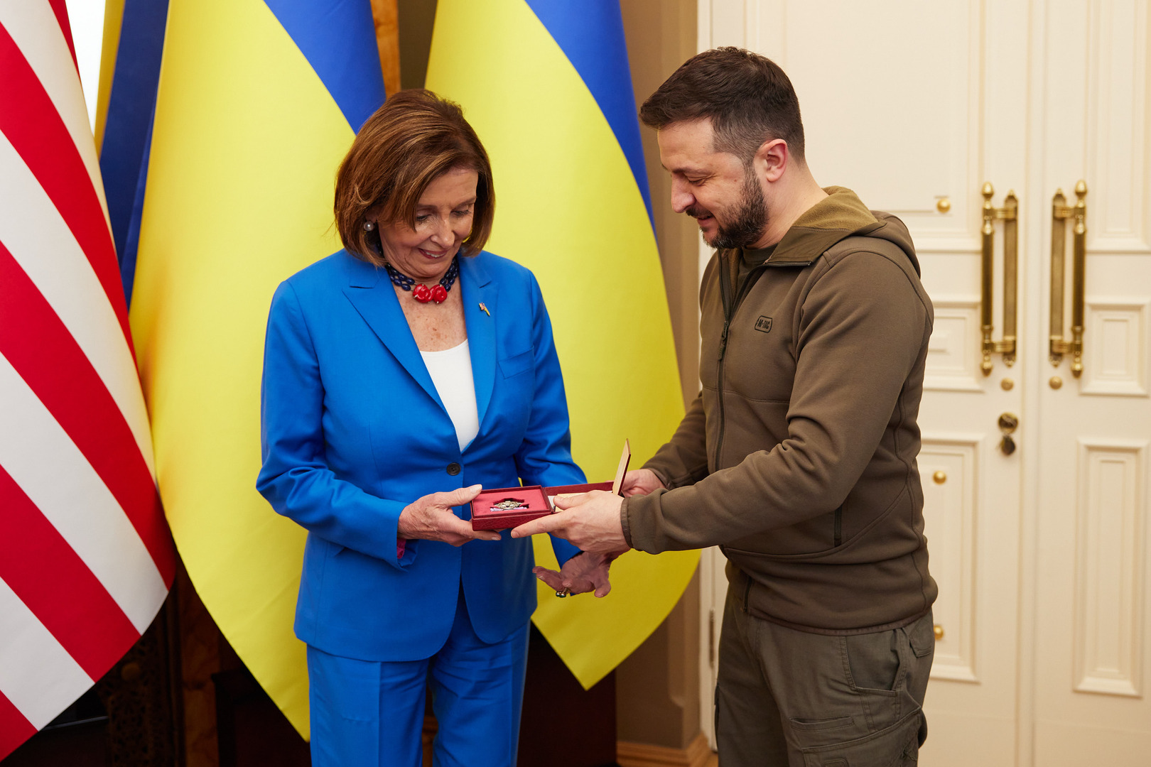 زيلينسكي يقلد بيلوسي ورؤساء برلمانات غربية أوسمة شرف أوكرانية