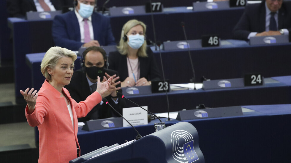 سياسي فرنسي: رئيسة المفوضية الأوروبية مجنونة ويجب سجنها بعد تصريحها حول أوكرانيا