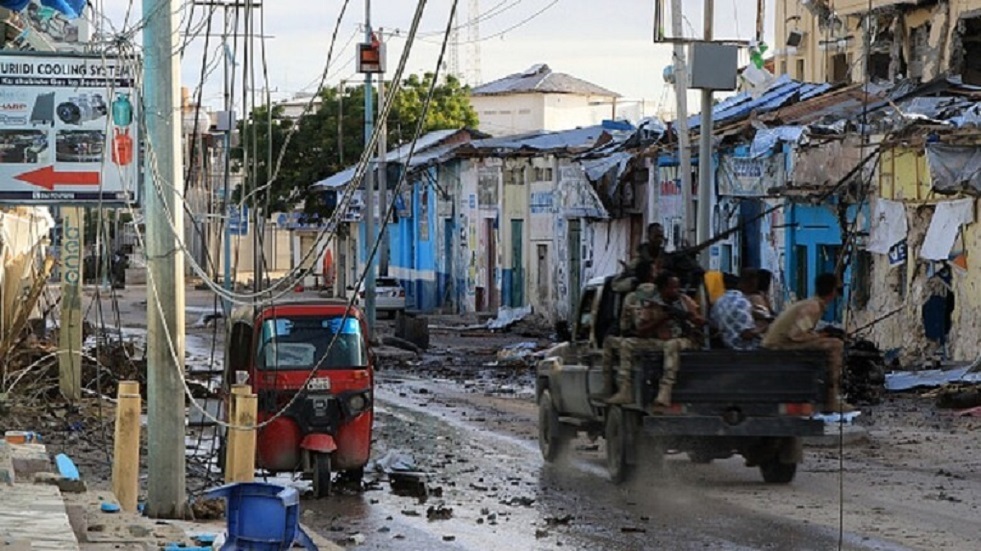 الصومال.. مسلحون يهاجمون فندقا في مدينة كيسمايو الساحلية
