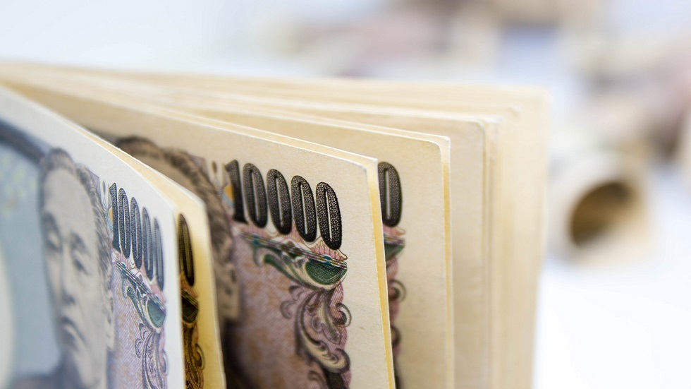اليابان تضخ كميات قياسية من الدولارات في سوق الصرف لدعم عملتها المتدهورة