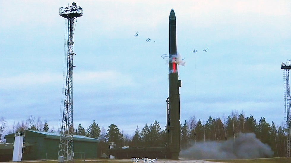 بالفيديو.. إطلاق صاروخ باليستي روسي عابر للقارات من طراز 