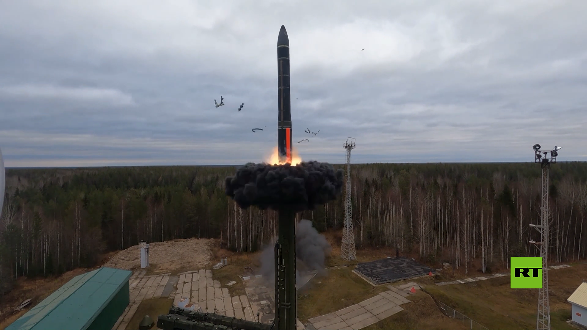 مشاهد جديدة توثق إطلاق صاروخ باليستي روسي عابر للقارات من طراز 