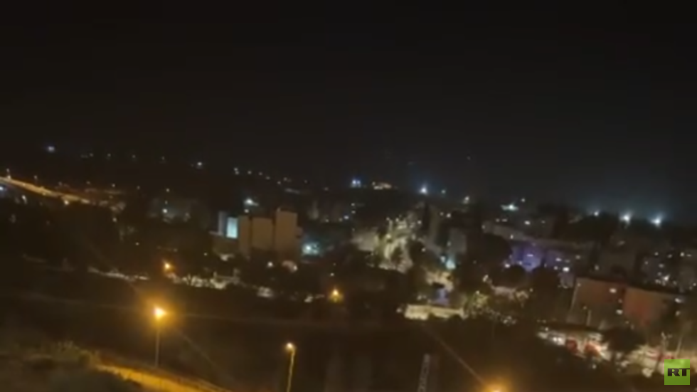 مقتل إسرائيلي وإصابة آخرين بهجوم على مستوطنة كريات أربع والجيش الإسرائيلي يقول إنه قتل المنفذ