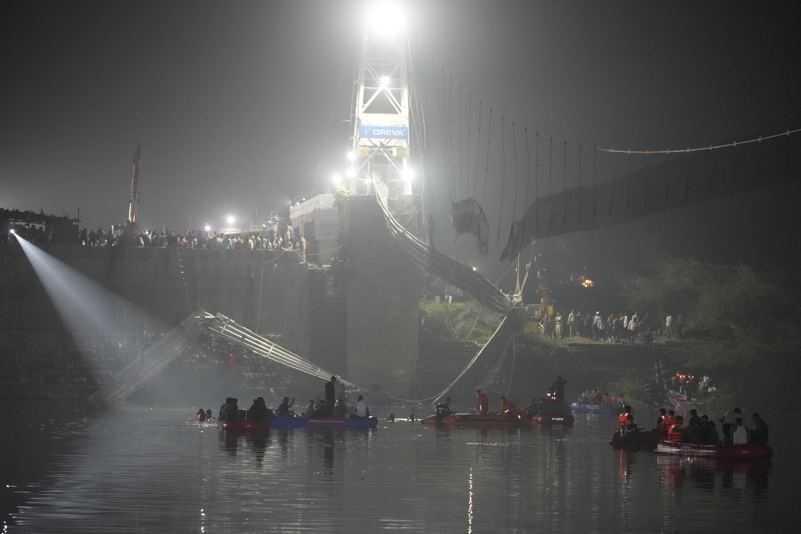 لحظة انهيار الجسر المعلق في الهند ومصرع العشرات! (فيديو+ صور)