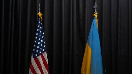 كييف تعرب عن قلقها إزاء التصريحات الأمريكية حول احتمال وقف المساعدات