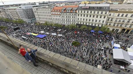 الآلاف يتظاهرون في براغ للتنديد بالعقوبات ضد روسيا والمطالبة باستقالة الحكومة