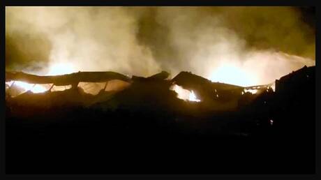 خسائر بالملايين.. حريق يأتي على مخزن قطن في دمياط بمصر ويحيله إلى رماد(فيديو)
