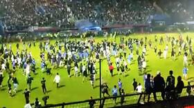 إندونيسيا.. مقتل 127 شخصا خلال أعمال شغب في ملعب كرة قدم (فيديو)
