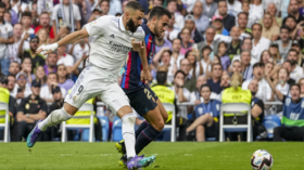 ريال مدريد يهزم برشلونة بثلاثية وينفرد بصدارة 