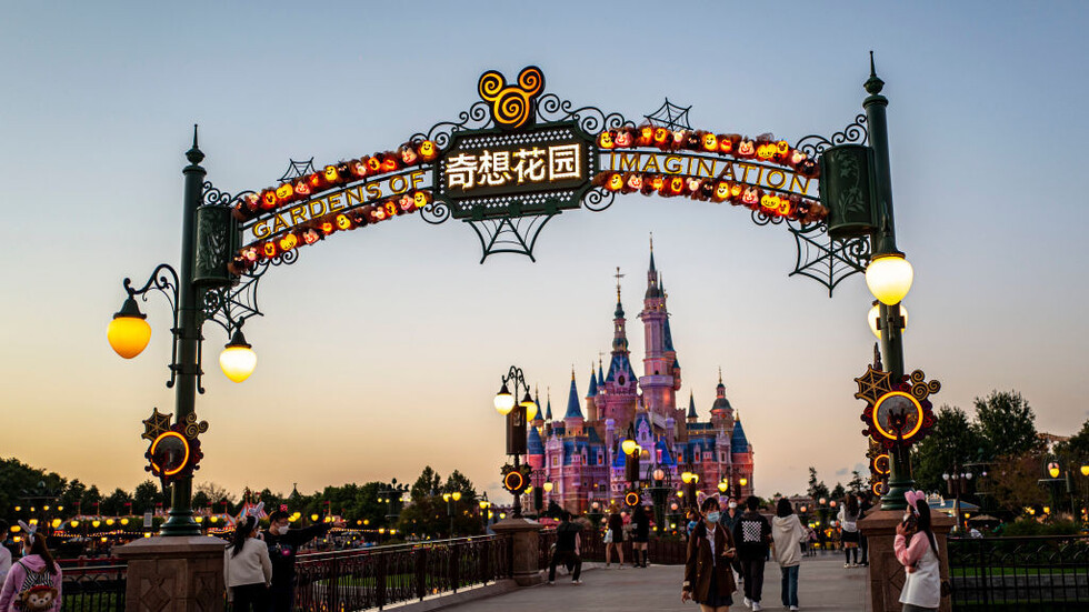 استجابة لبروتوكولات الإغلاق الصارمة .. زوار "ديزني" في شنغهاي عالقون داخل المتنزه