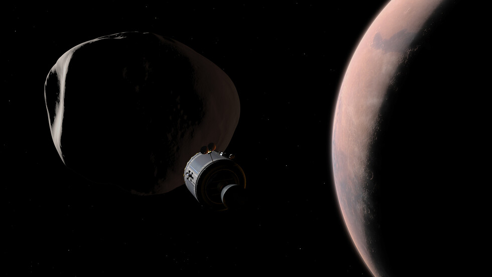 لقاء قريب بين مركبة فضائية وقمر 