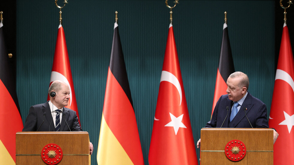 أردوغان لشولتس: ننتظر من برلين العودة إلى مواقفها المحايدة تجاه العلاقات التركية اليونانية