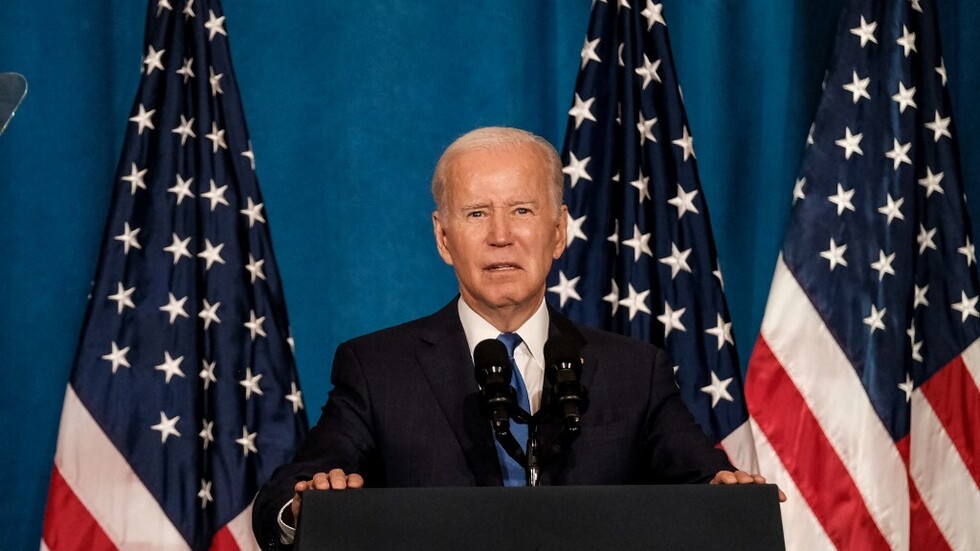 بايدن يتحدث مع مخترع ميت