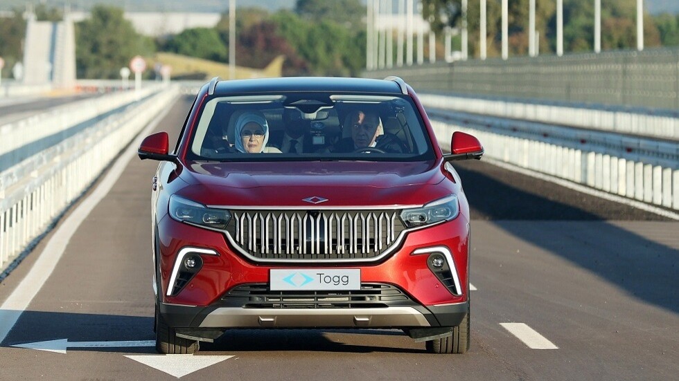 أردوغان ينشر مشاهد قيادته أول سيارة ذكية محلية الصنع (صور + فيديو)