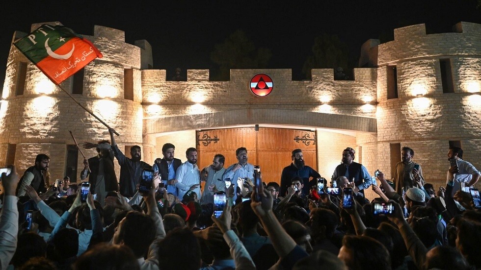 عمران خان يتهم رئيس الوزراء شهباز شريف بالوقوف وراء محاولة اغتياله