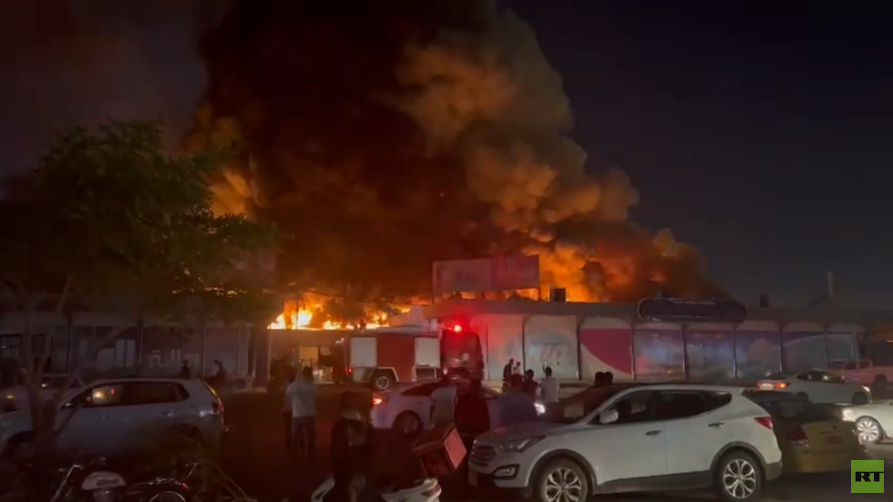 العراق.. اندلاع حريق كبير بالمدينة المائية في النجف والدفاع المدني يعجز عن إخماده (صور + فيديو)