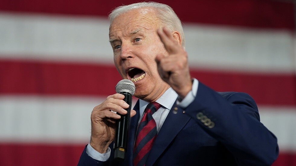 بايدن يصف بلدا إسلاميا بأنه "مكان نسيه الله" ويلوح "بالبندقية" في وجه الركود في أمريكا