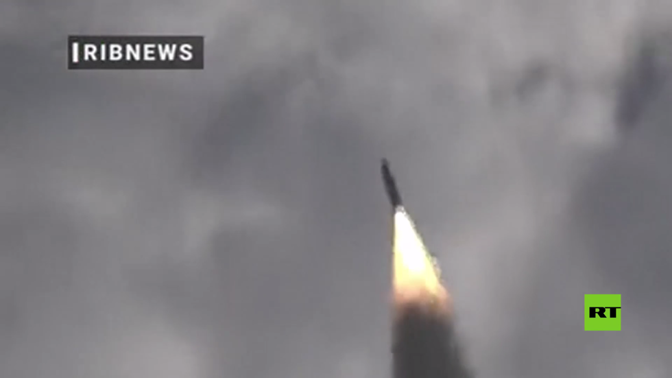 شاهد.. إيران تطلق صاروخ