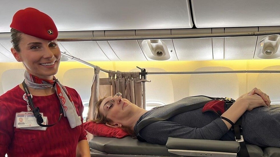 أطول امرأة في العالم تسافر جوا لأول مرة في حياتها (صور + فيديو)