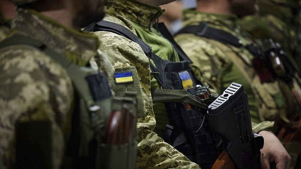 صحفي إسرائيلي ينشر صورة لجندي أوكراني يحمل شارة نازية