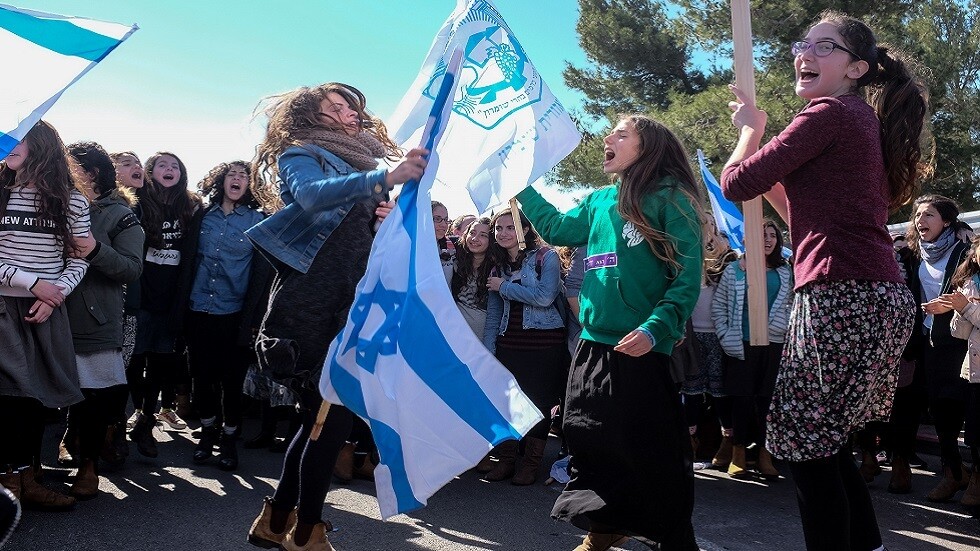 إسرائيل.. ارتفاع عدد طلبات تصاريح حمل السلاح بصفوف النساء في المستوطنات