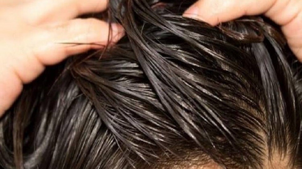 خبير يوضح أسباب زيادة تساقط الشعر في الخريف