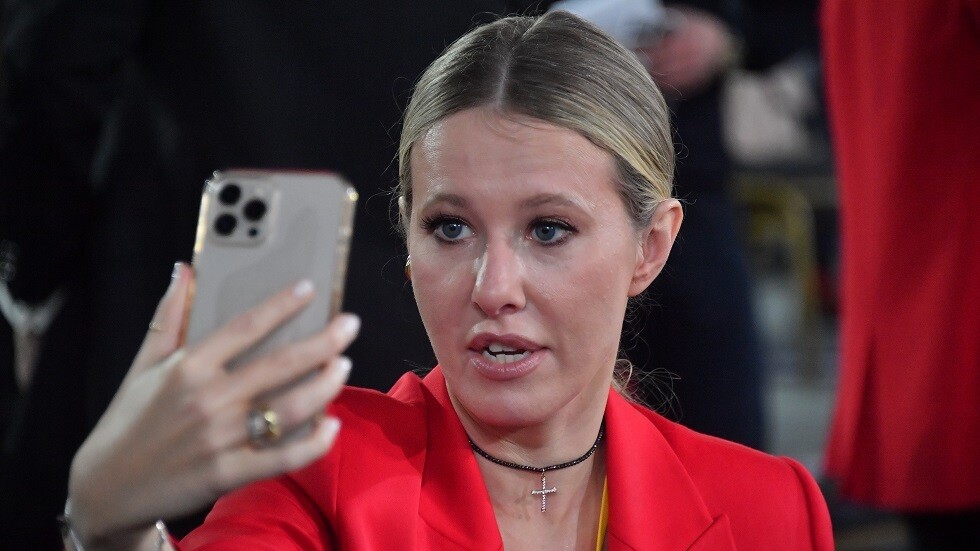 المدونة والإعلامية كسينيا سوبتشاك تعود إلى روسيا بعد خروجها إلى إستونيا بجواز سفر اسرائيلي