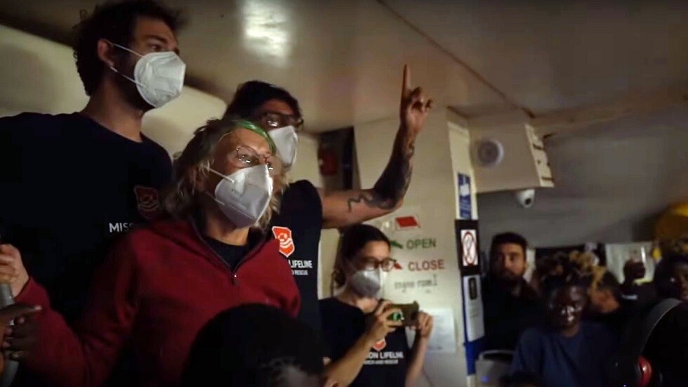 سفينة إنقاذ ألمانية تنزل 89 مهاجرا في ميناء صقلية الإيطالي (فيديو)