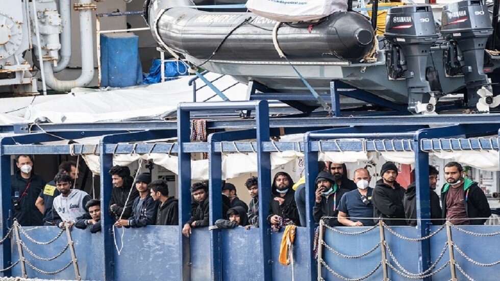 المفوضية الأوروبية توضح مصير مهاجرين سوريين رميا نفسيهما في البحر