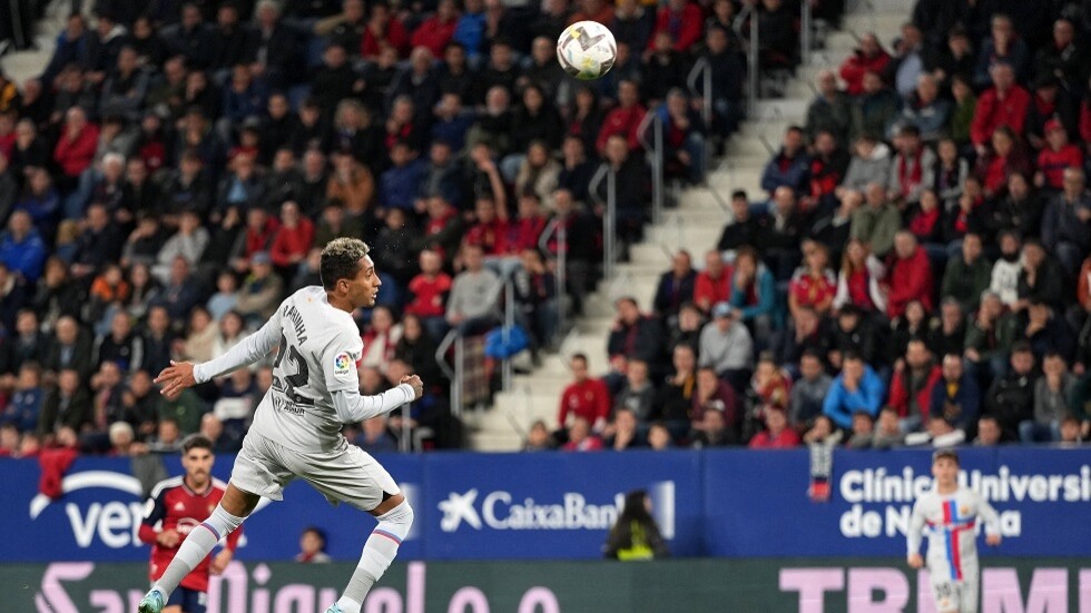 برشلونة يهزم أوساسونا بعشرة لاعبين وهدف عالمي (فيديو)