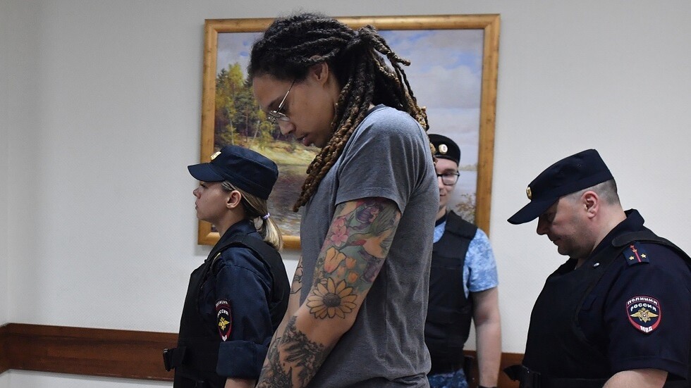 بايدن يوعز بالعمل لتحسين ظروف سجن الأمريكية غرينير في روسيا