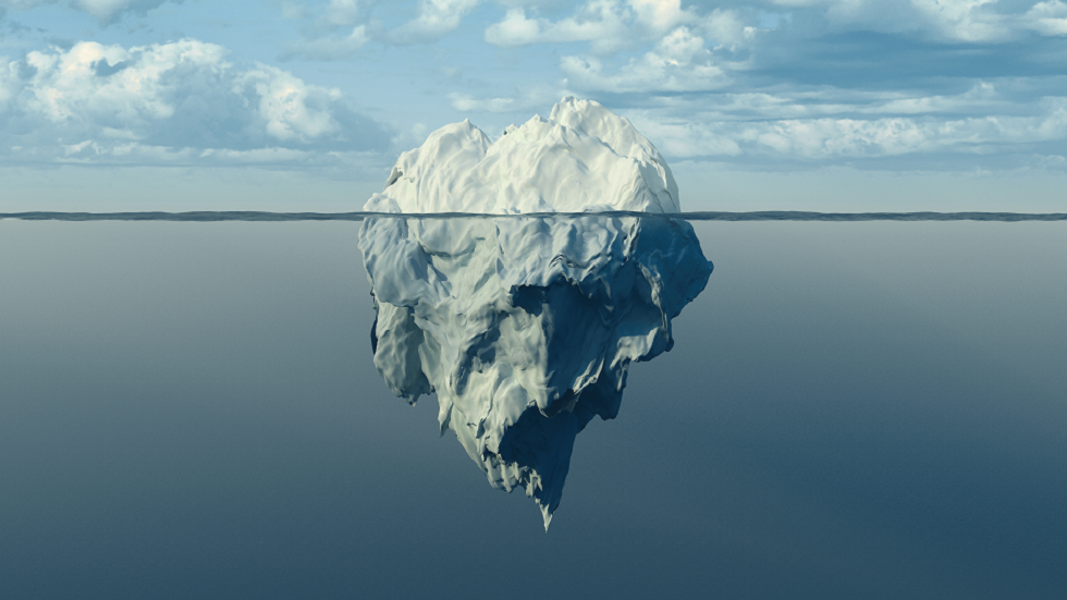 صور تظهر أن أكبر جبل جليدي في العالم ينجرف بعيدا عن القارة القطبية الجنوبية إلى هلاكه!