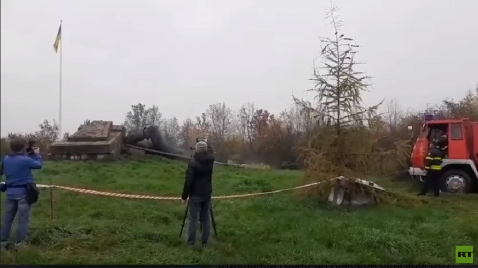 تفكيك النصب التذكاري للجندي السوفيتي في غرب أوكرانيا