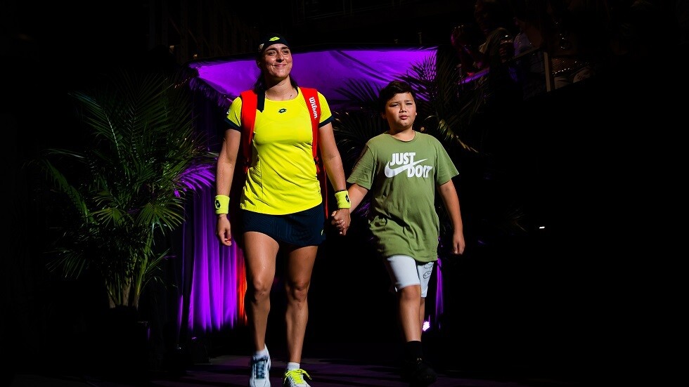 أنس جابر تنشر صورا لزوجها وفريقها مع رسالة عاطفية (صور)