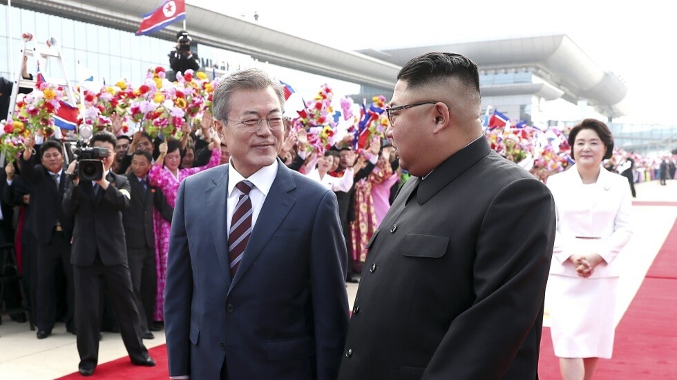 رئيس كوريا الجنوبية السابق يعيد كلبين أهداهما له نظيره الشمالي (فيديو)