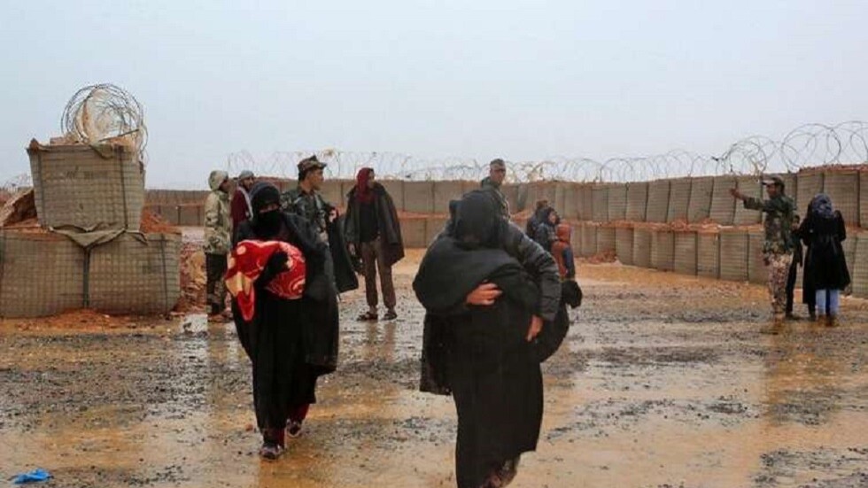 حميميم: مسلحون موالون لواشنطن يحتجزون أكثر من ألفي لاجئ في مخيم الركبان بسوريا