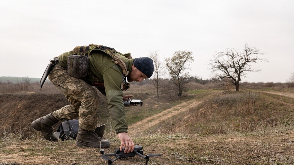مستشار زيلينسكي يعبر عن خشيته من أن الروس نصبوا الأفخاخ في خيرسون